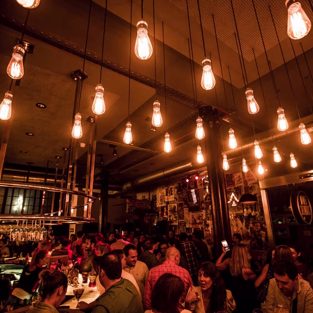 Luces cálidas, cócteles vibrantes y buen rollo en Le XIX, un clásico de las noches en Bilbao.