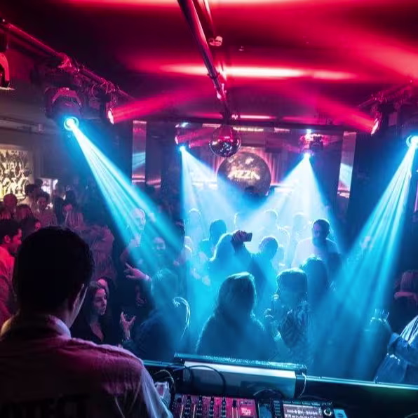 Luces vibrantes, DJ en cabina y pista llena en Palau Alameda, donde la noche de Valencia cobra vida entre música y energía.