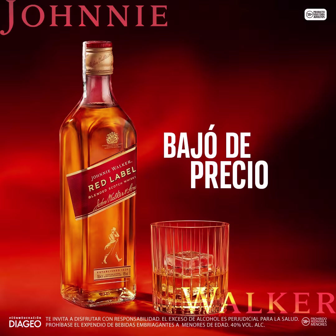 Botella de Johnnie Walker Red Label whisky junto a vaso y anuncio de nuevo precio