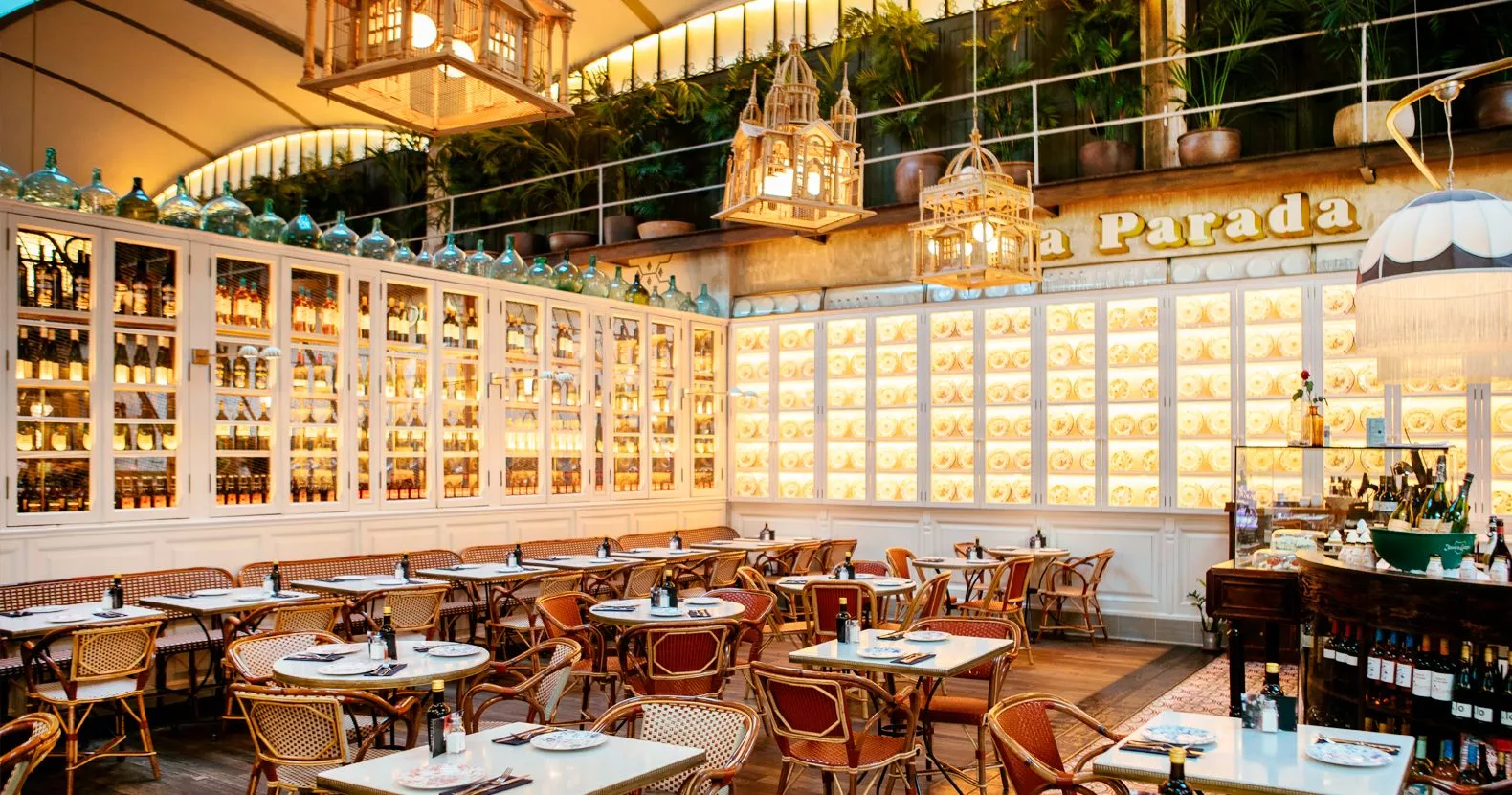 El Nacional combina vitrinas iluminadas, detalles artesanales y un espacio sofisticado para disfrutar de la mejor gastronomía mediterránea.