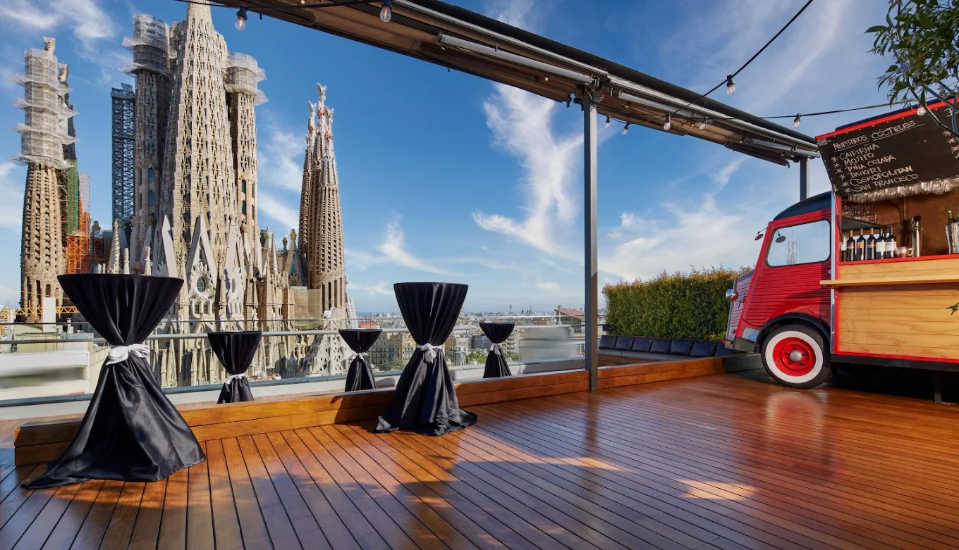 La terraza de Sercotel Rosellón ofrece vistas espectaculares de la Sagrada Familia, perfecta para relajarse y disfrutar del skyline de Barcelona.
