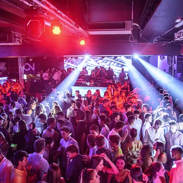 Pista llena, luces vibrantes y ambiente joven en Sala Mon, donde cada noche la música y la energía son las protagonistas.