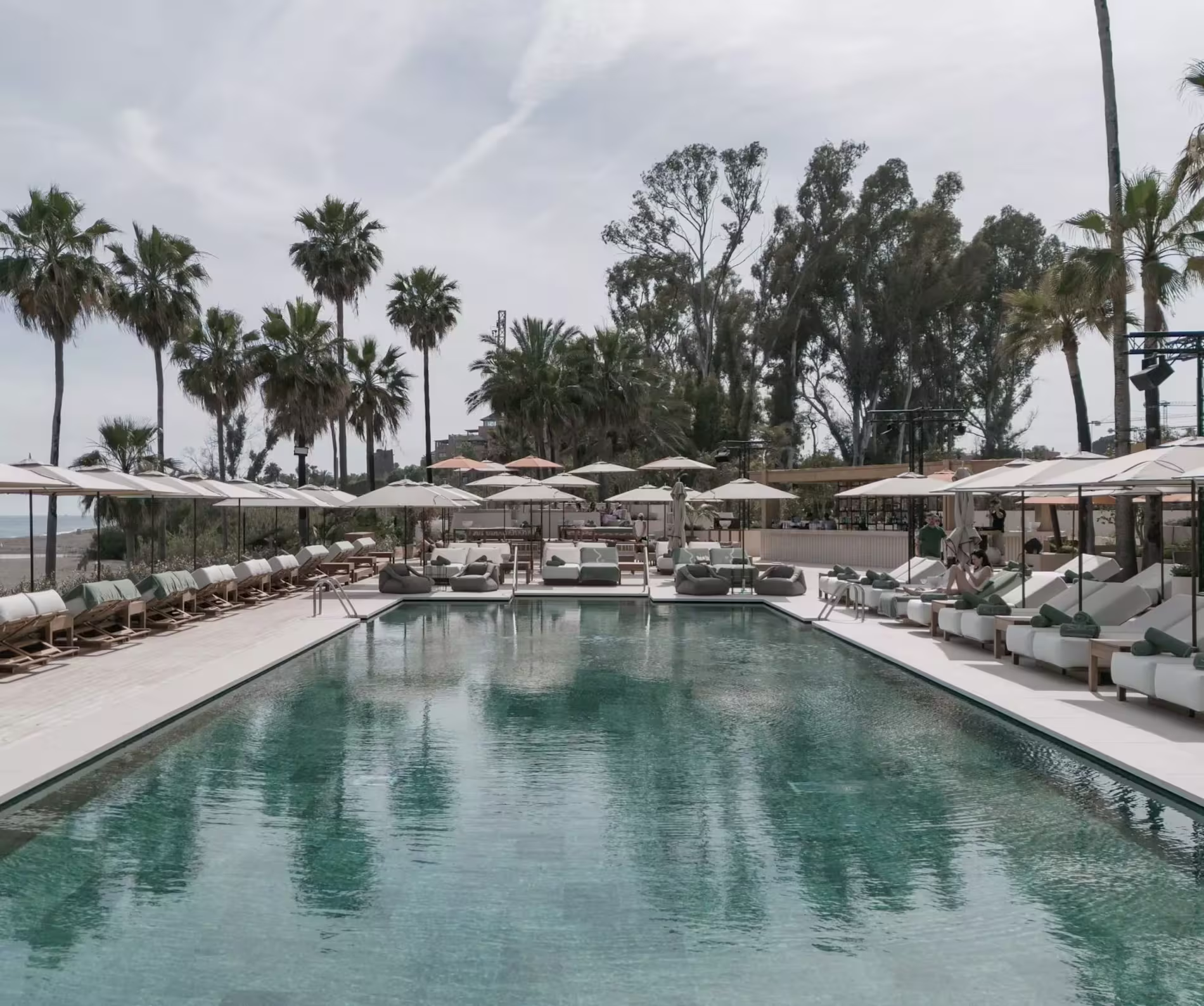 Sublim Beach redefine el lujo frente al mar con una piscina espectacular y cómodas tumbonas. Disfruta un oasis de exclusividad y relax.