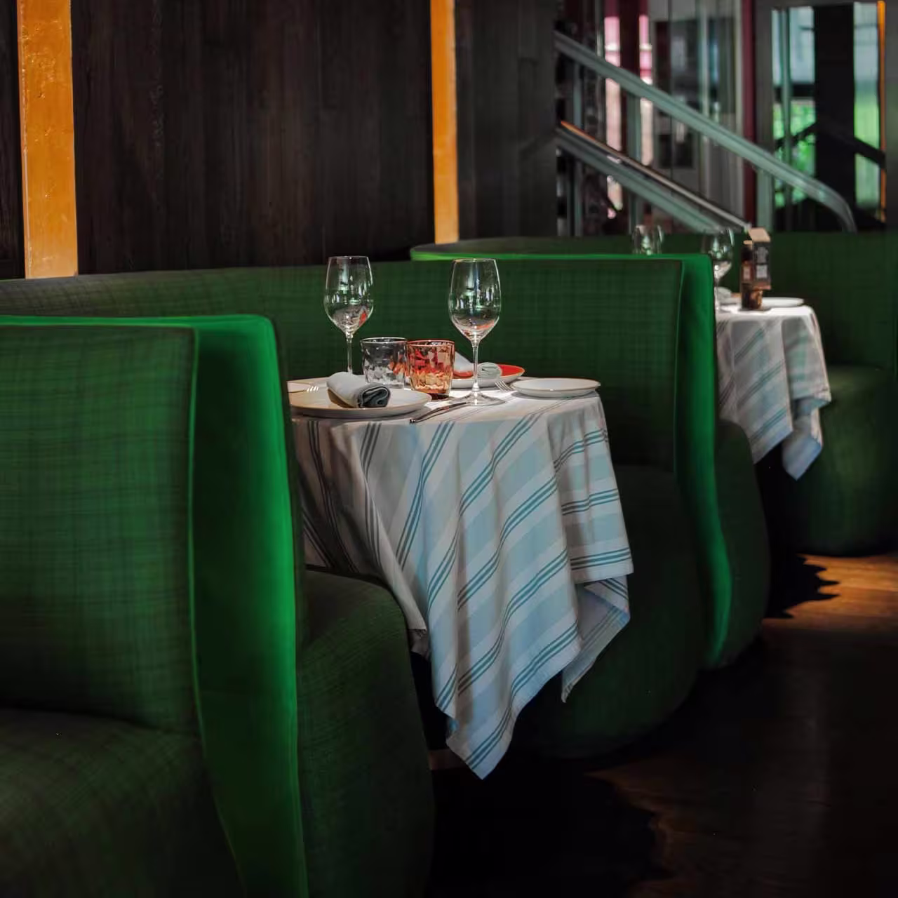 En Urrechu Velázquez, elegancia y comodidad se combinan en su ambiente moderno y acogedor, ideal para disfrutar de una experiencia gastronómica única.