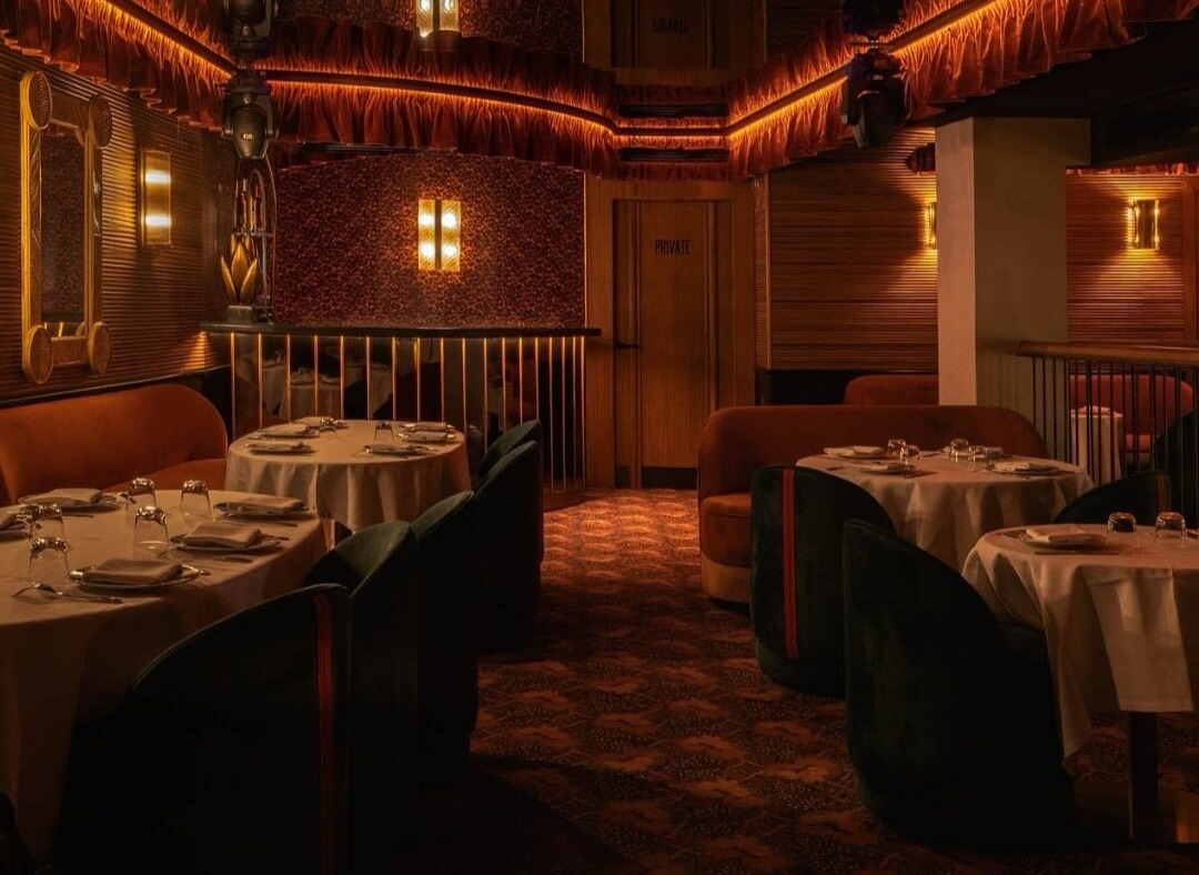 En Giselle Dinner Club, el ambiente elegante y exclusivo crea una atmósfera sofisticada para disfrutar de una experiencia culinaria única.