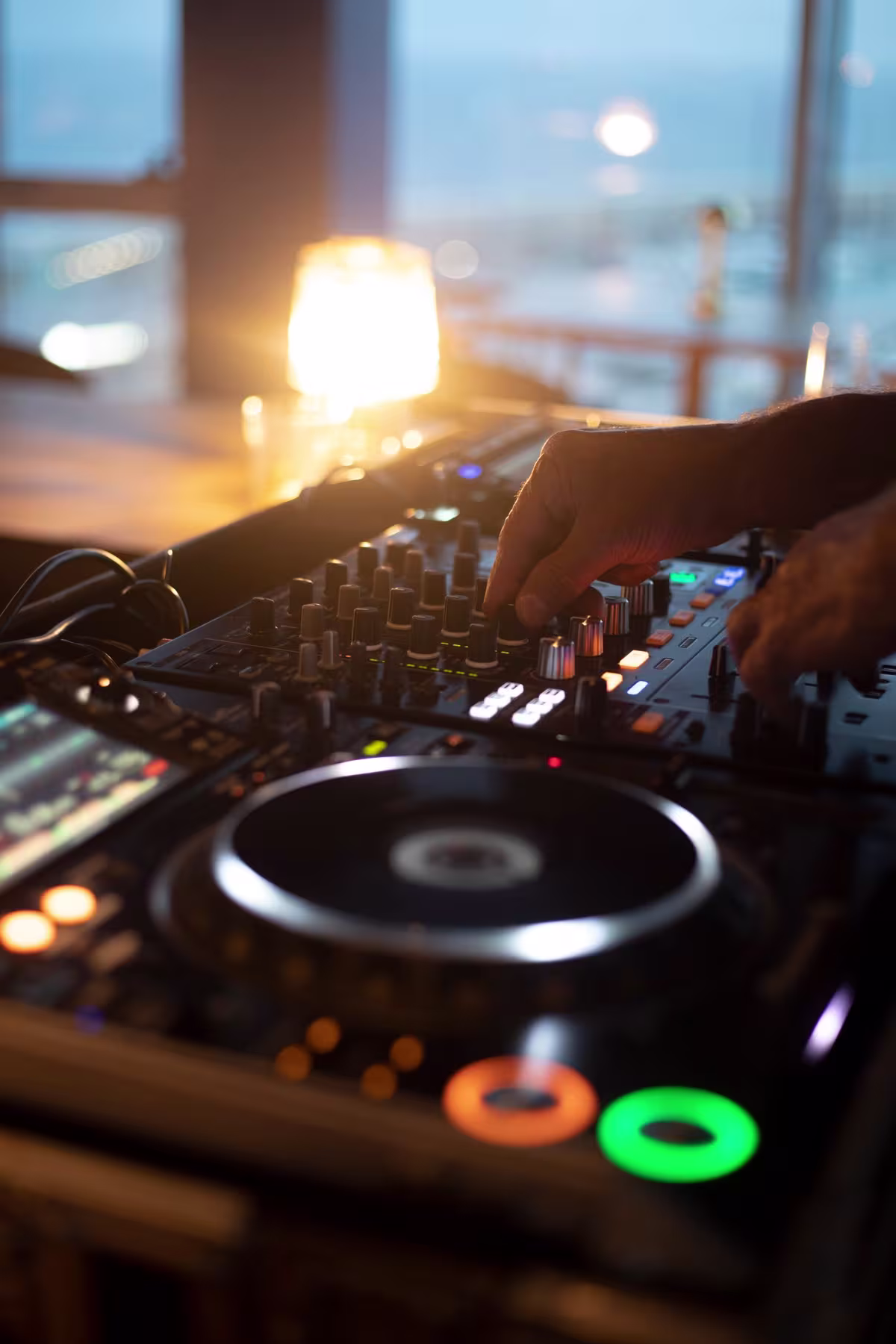 En Azul, el ritmo lo marca el DJ con su consola bajo una cálida luz ambiental y vistas al horizonte, creando una experiencia única y vibrante.