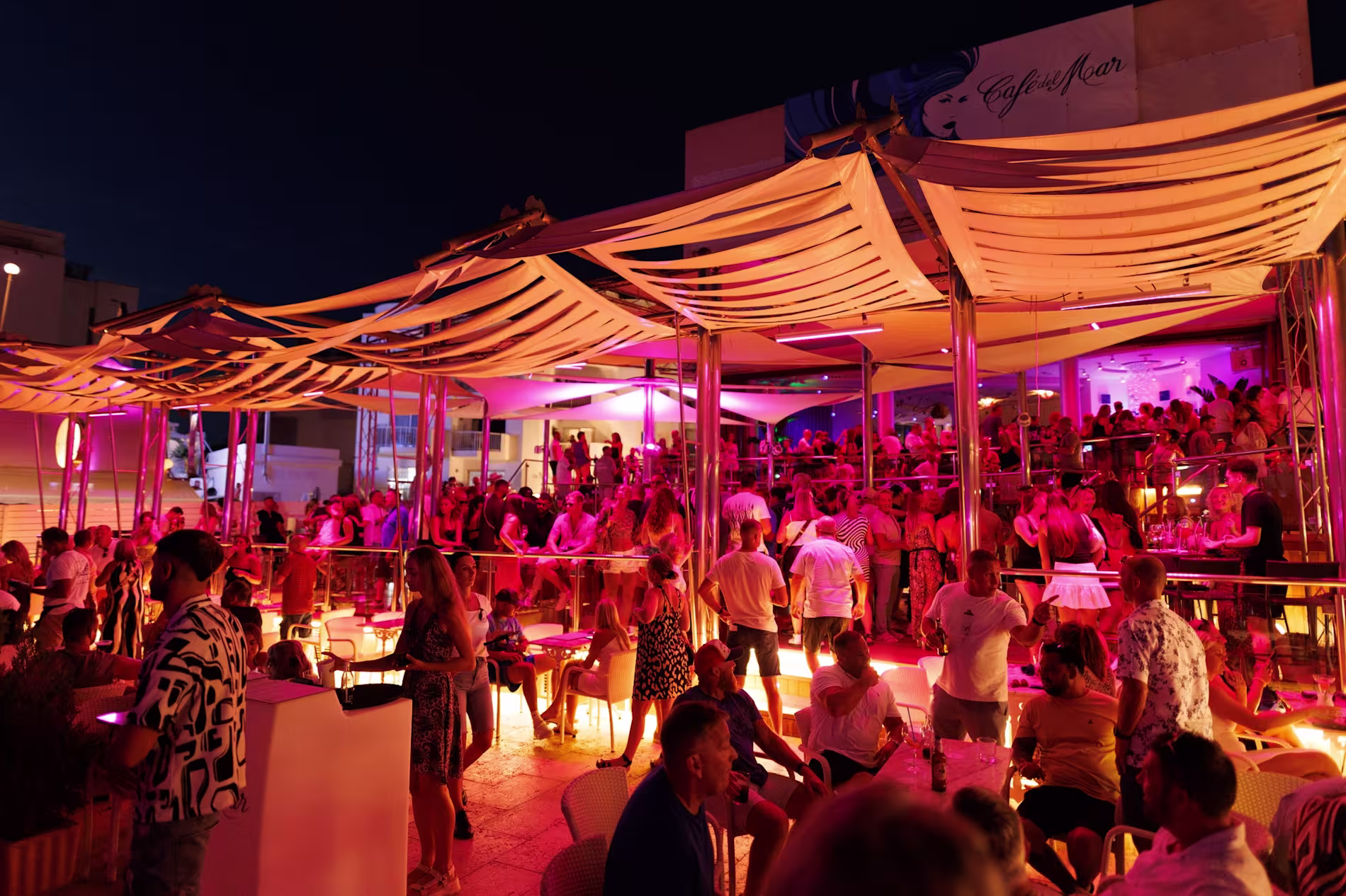 En Café del Mar, la terraza vibrante de colores y energía es el lugar perfecto para disfrutar de una noche animada junto al mar.