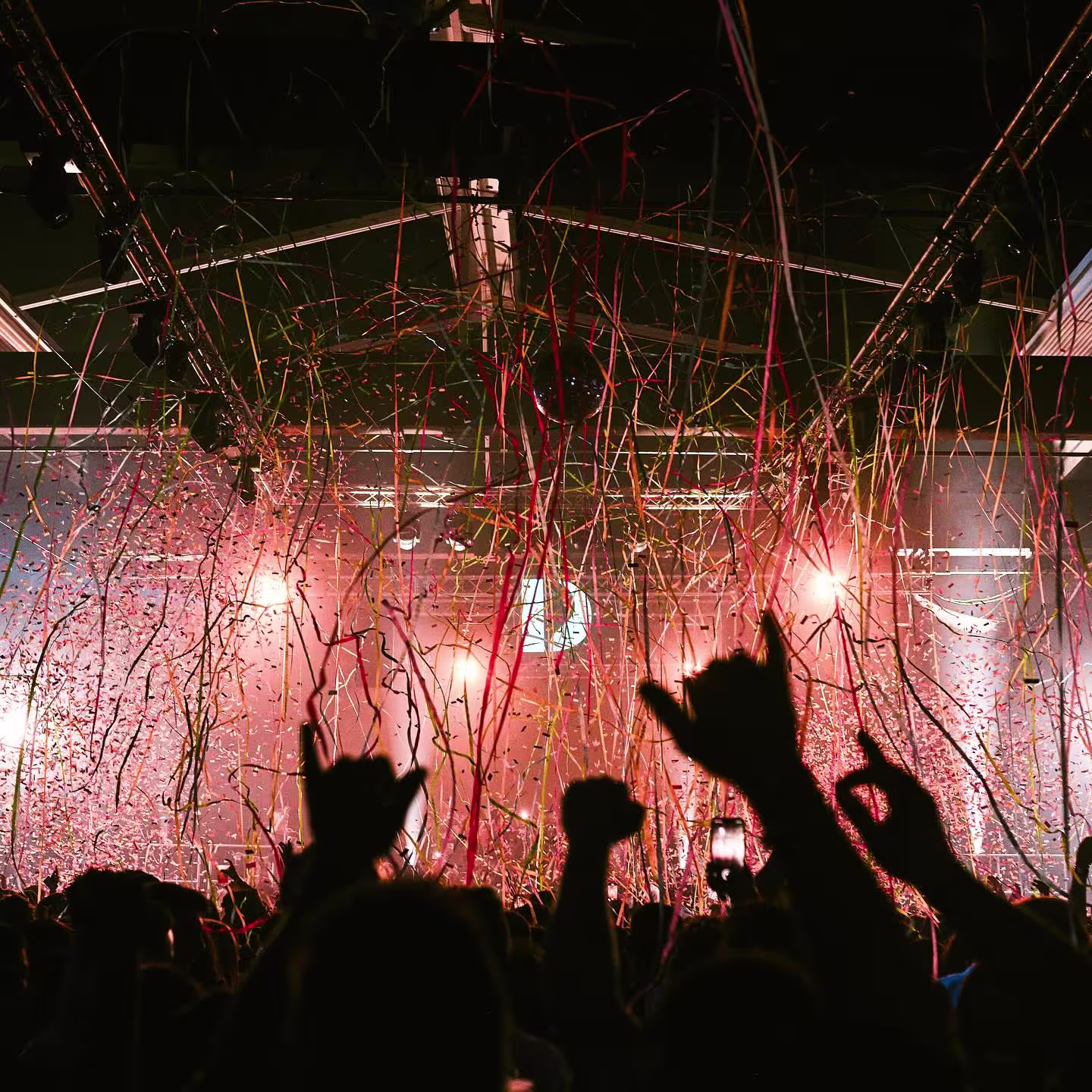 Confeti y luces vibrantes iluminan el espectáculo en La Daurada, un lugar emblemático para disfrutar de la música en vivo.