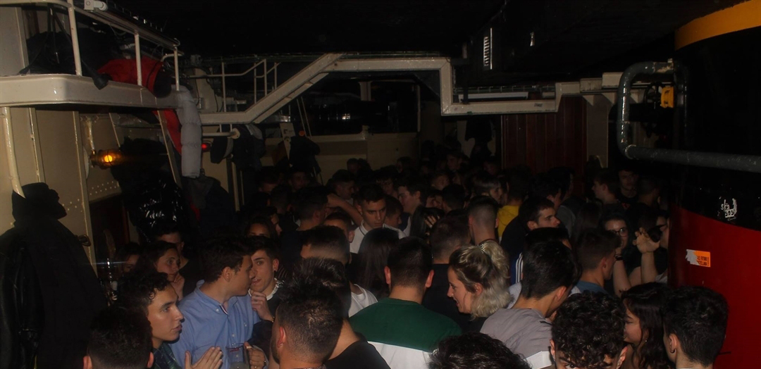 Ambiente concurrido en Submarino, con diseño temático de nave y asistentes disfrutando de una noche animada