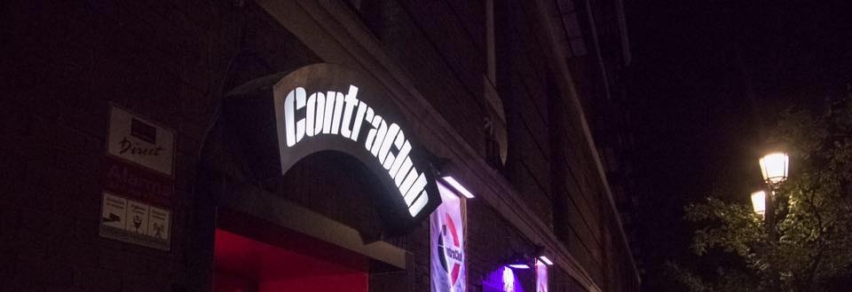Contraclub, entrada con luces neón y fachada urbana, un local madrileño ideal para disfrutar de música en vivo y noches animadas.