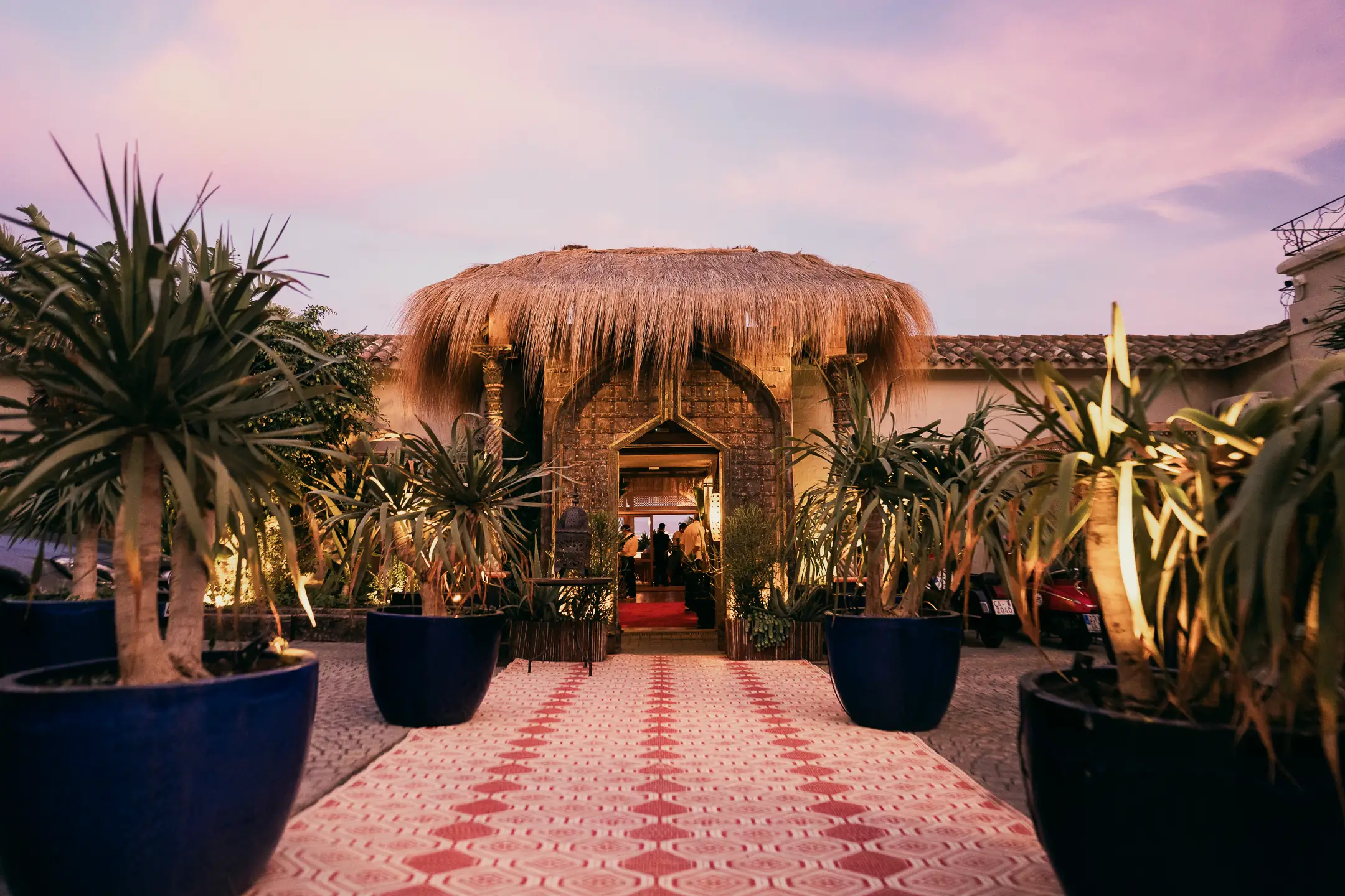 Entrada mágica de Trocadero Tarifa, con diseño exótico y colores cálidos al atardecer, creando un ambiente único para experiencias memorables.