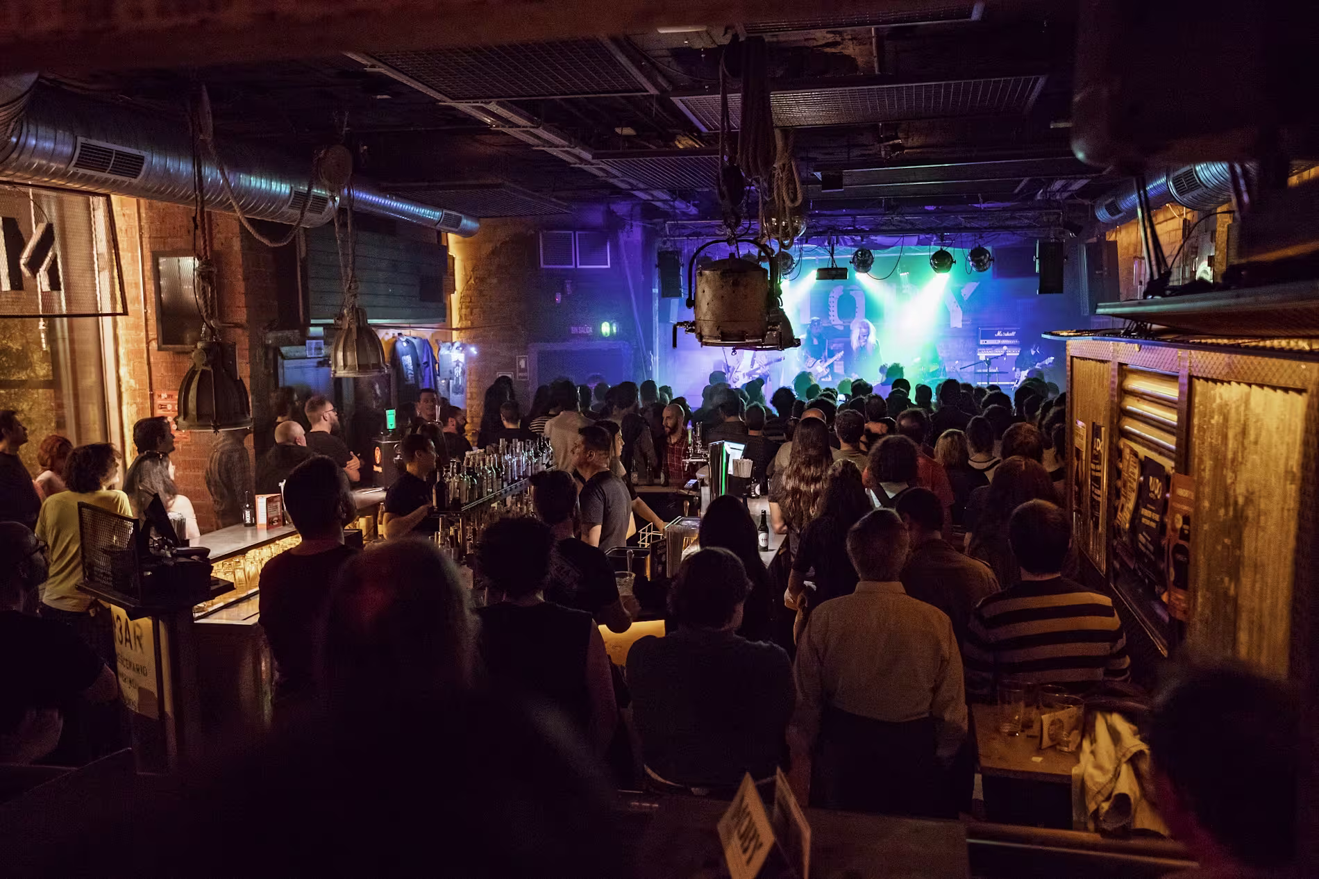 Moby Dick es el lugar ideal para disfrutar de conciertos íntimos, buen ambiente y copas, en un espacio vibrante que respira música en vivo.