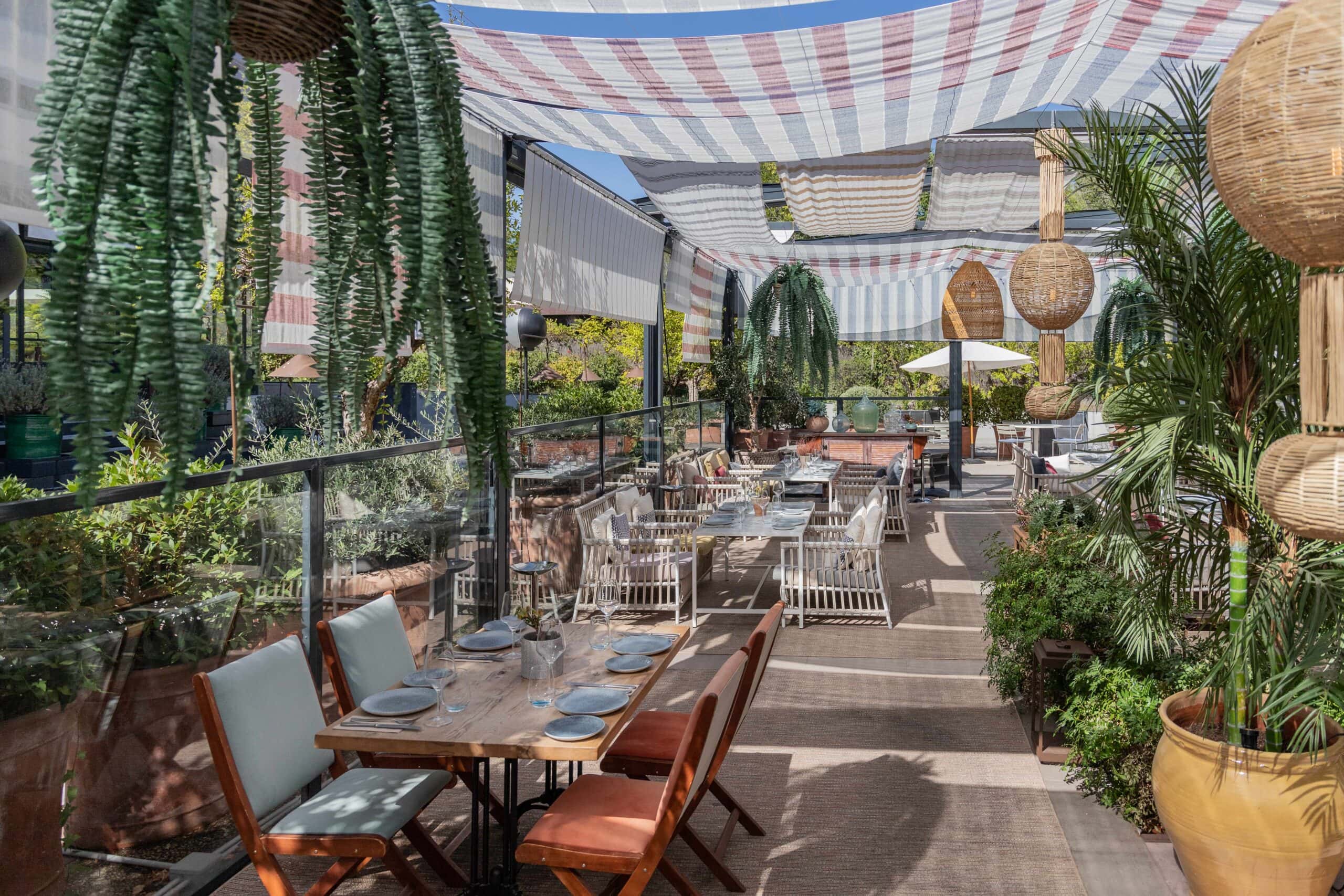 A Brasa Aravaca ofrece una terraza luminosa y acogedora con detalles naturales y elegantes, ideal para comidas al aire libre en un ambiente relajado.