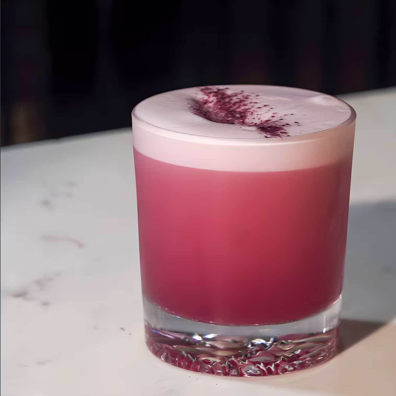La Cuadra de Salvador, cóctel sofisticado con frutos rojos y una presentación elegante, resaltando el arte de la mixología en un ambiente exclusivo.