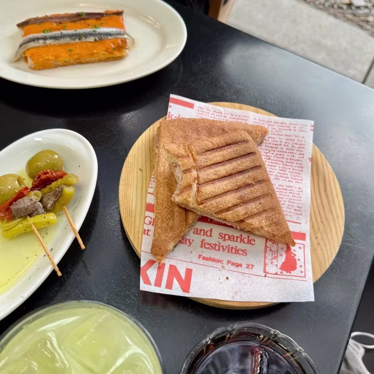 Vermut, gildas y un bikini recién hecho en V de Vermut. Una mesa sencilla que lo dice todo.