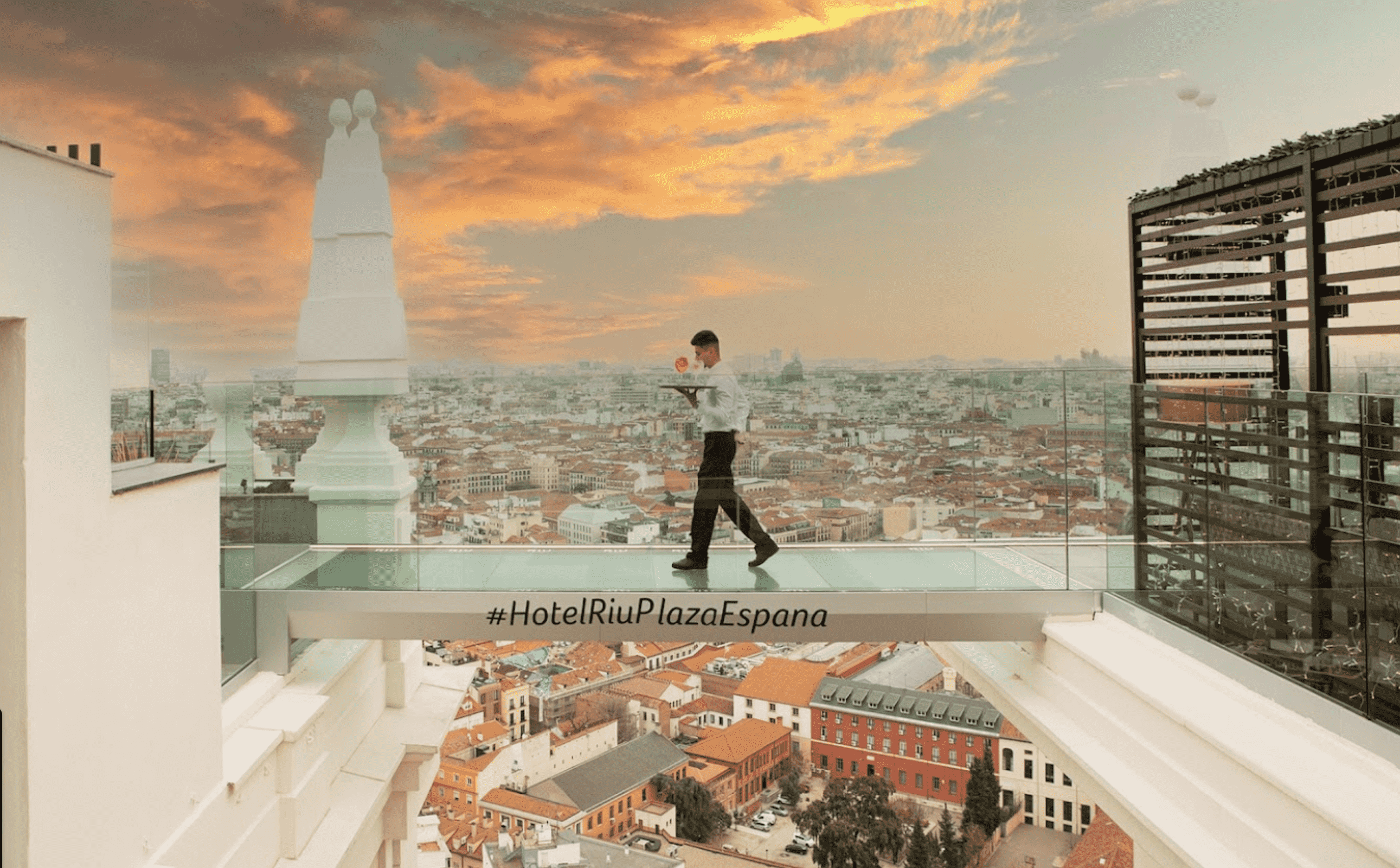 360º Rooftop Bar ofrece vistas inigualables de Madrid desde su pasarela de cristal, creando una experiencia única en las alturas del Hotel Riu Plaza España.