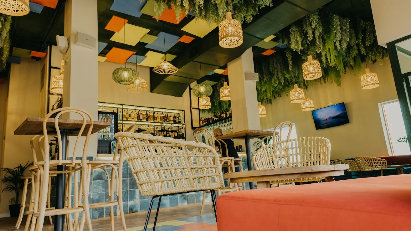 Botánico Café y Copas ofrece un espacio vibrante con decoración natural, colores vivos y un ambiente perfecto para disfrutar.