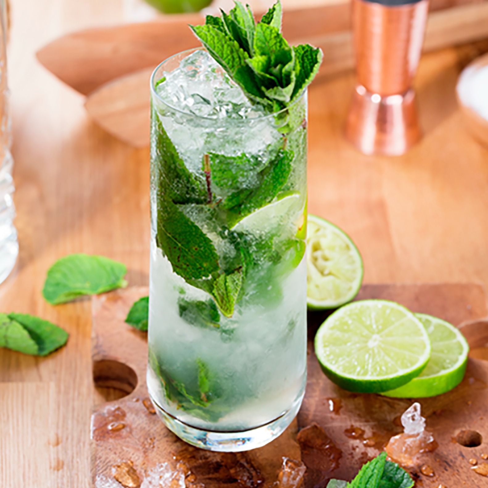 Gin mojito lime levéllel díszítve.