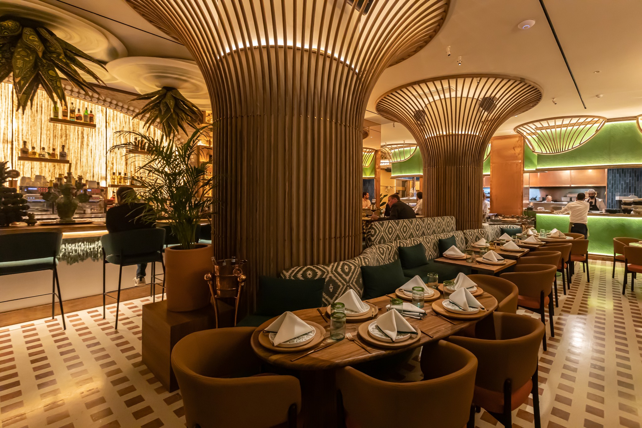 Interior elegante y vibrante de Bakan en Madrid, con diseño inspirado en la cultura mexicana y una atmósfera cálida para disfrutar.