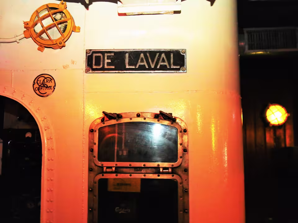 Detalle náutico en Submarino con ventana estilo escotilla, luces cálidas y letrero "De Laval". Ambiente temático e inmersivo.