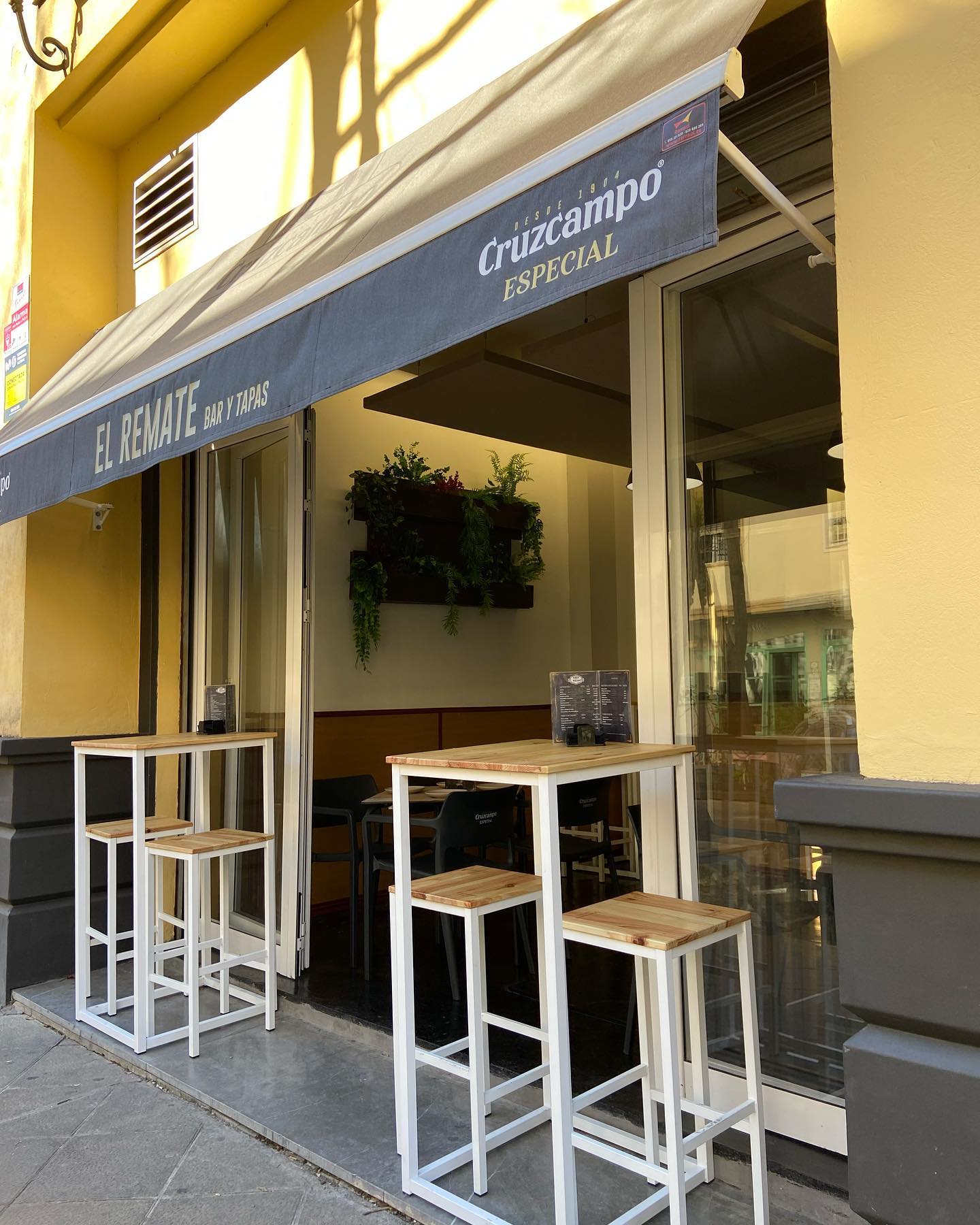 El Remate Bar y Tapas es un rincón acogedor donde disfrutar de tapas tradicionales y buen ambiente en el corazón de la ciudad.