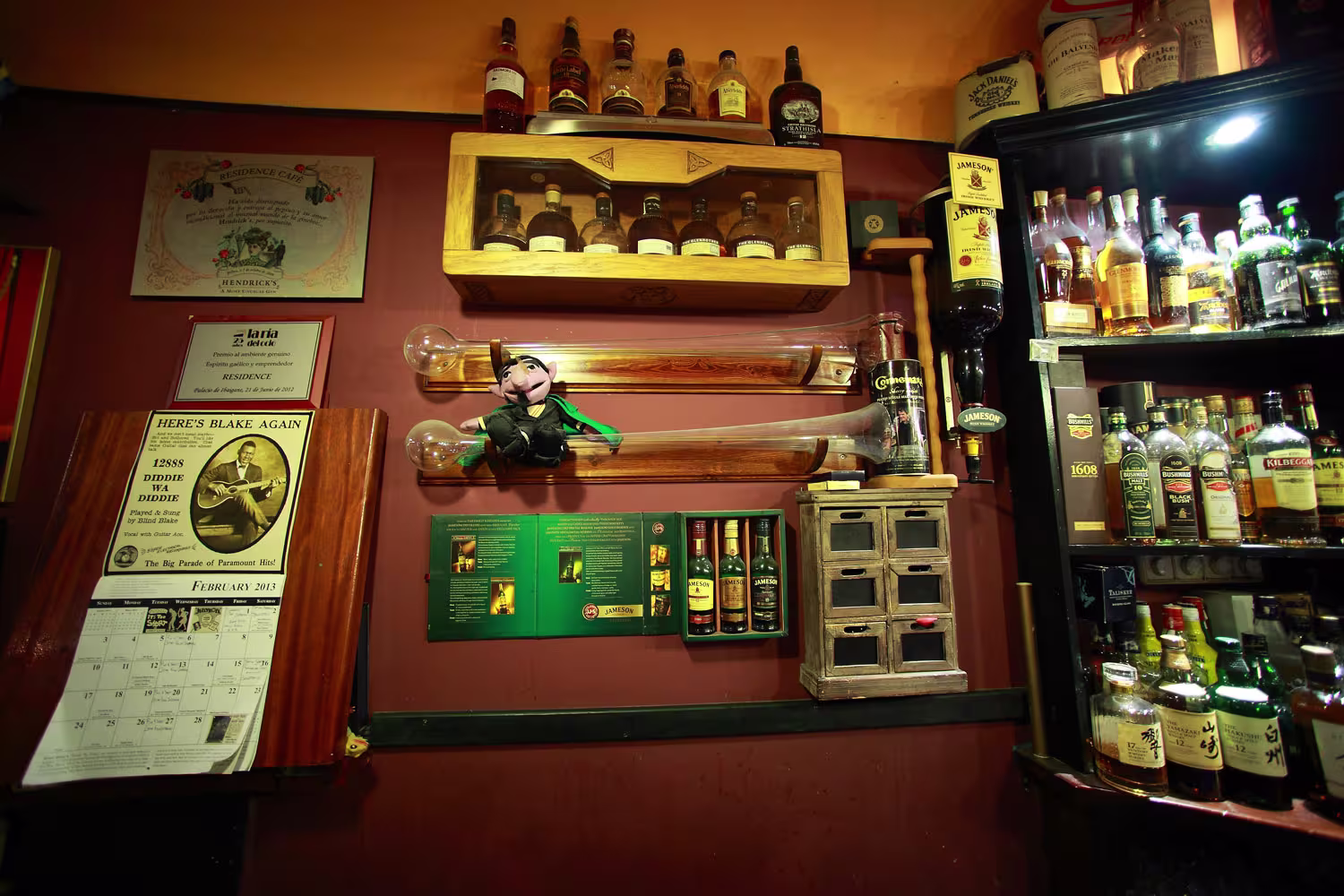 Pub Residence destaca con sus vitrinas repletas de whiskies exclusivos, decoraciones únicas y un ambiente acogedor para los amantes del buen beber.