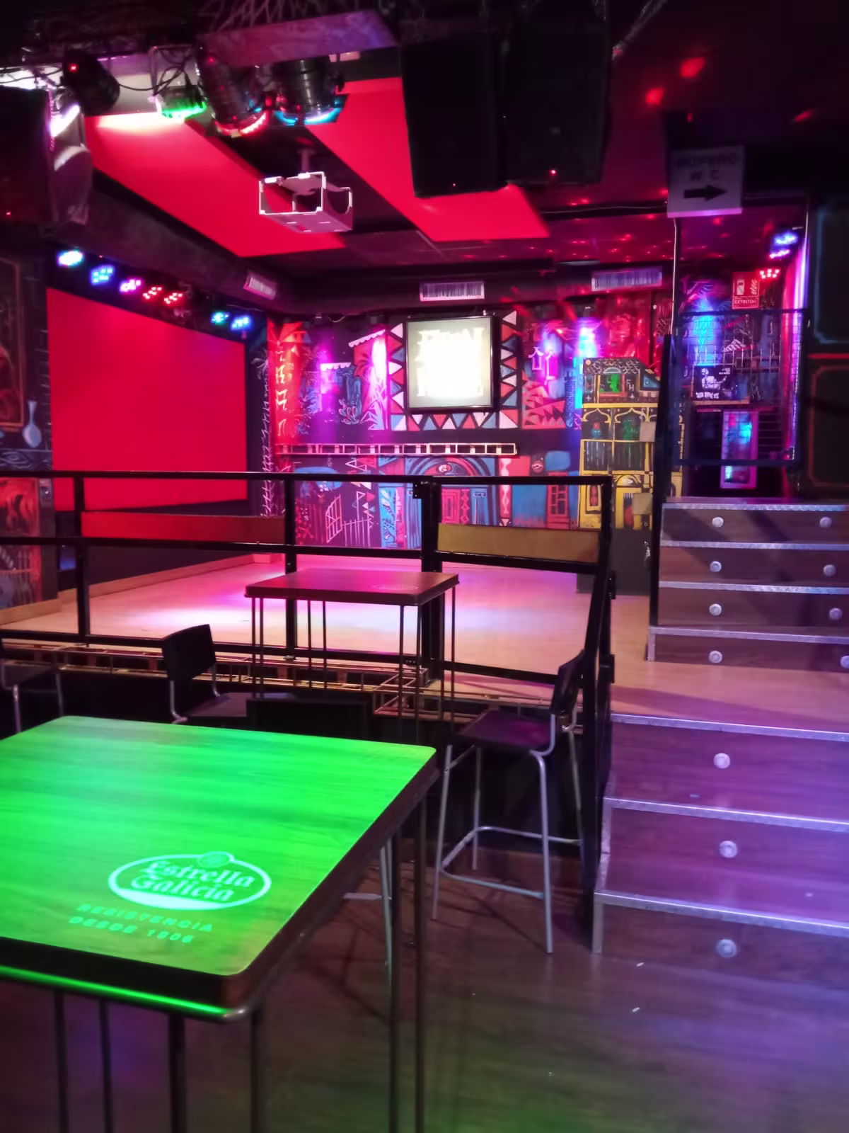Fun House combina colores vibrantes y un escenario perfecto para noches de música en vivo, diversión desenfadada y buen ambiente en la ciudad.