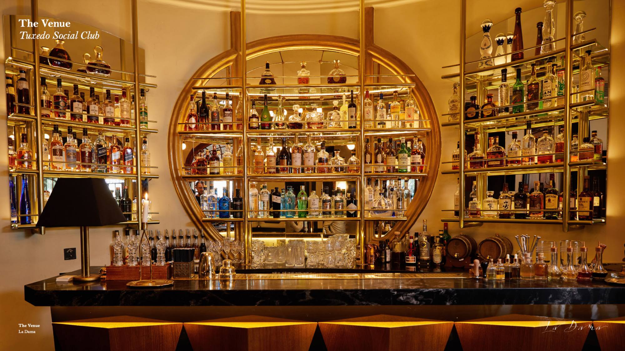 La Dama deslumbra con su sofisticado bar dorado, un espectáculo de elegancia y lujo que invita a disfrutar de una experiencia única.