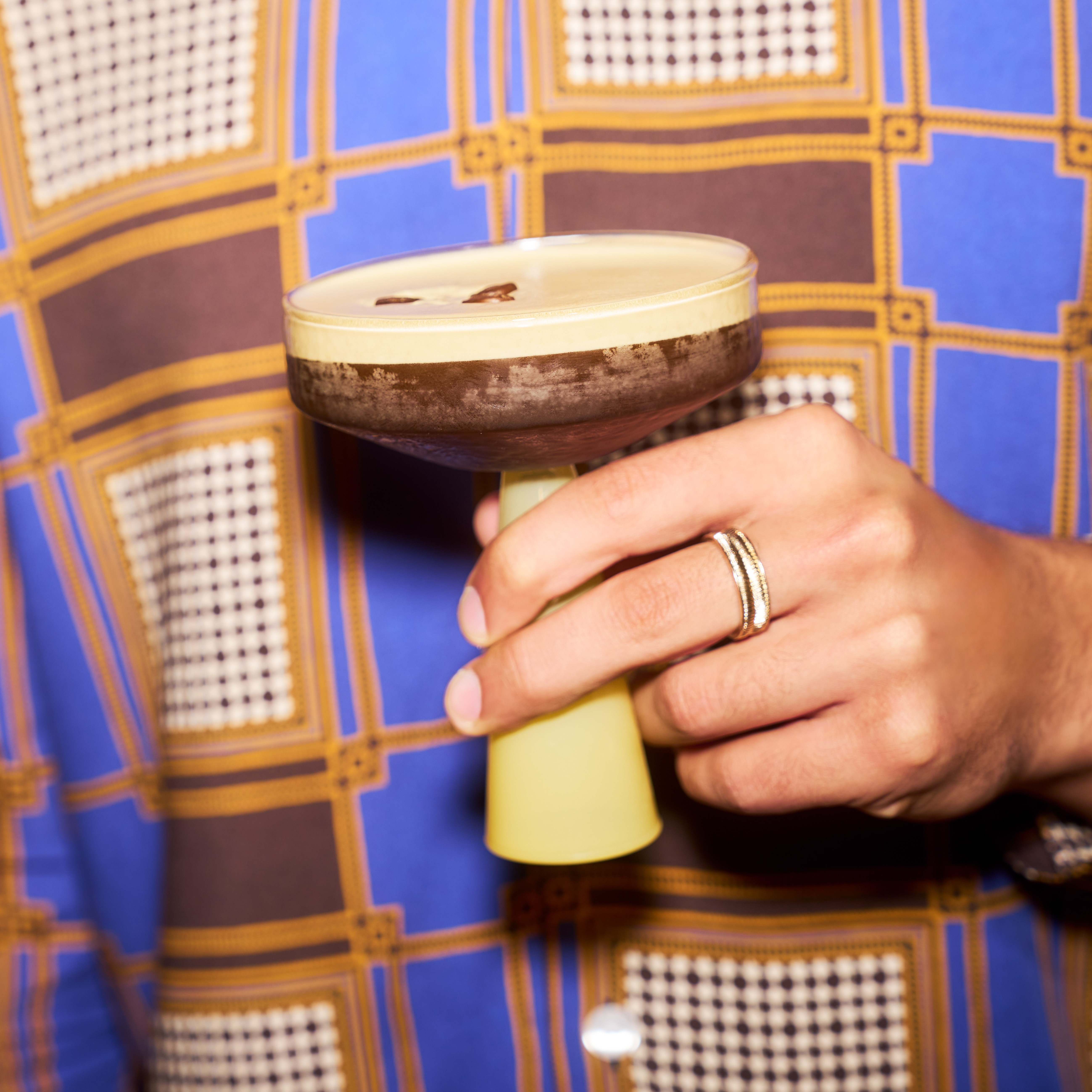 Un cocktail whisky espresso martini într-un pahar coupe.