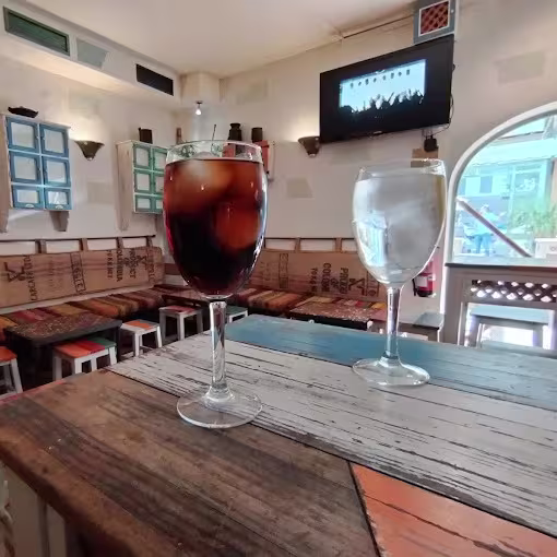 El Cafetal te invita a disfrutar de bebidas refrescantes en un ambiente acogedor y con decoración rústica que evoca lo mejor de la tradición cafetera.