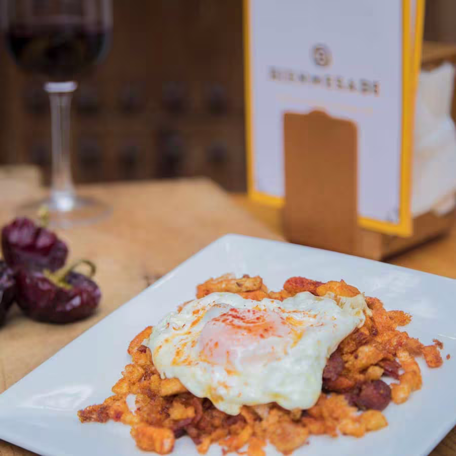 Migas tradicionales con huevo frito y pimentón en Bienmesabe Arturo Soria, el plato perfecto para acompañar con un buen vino.
