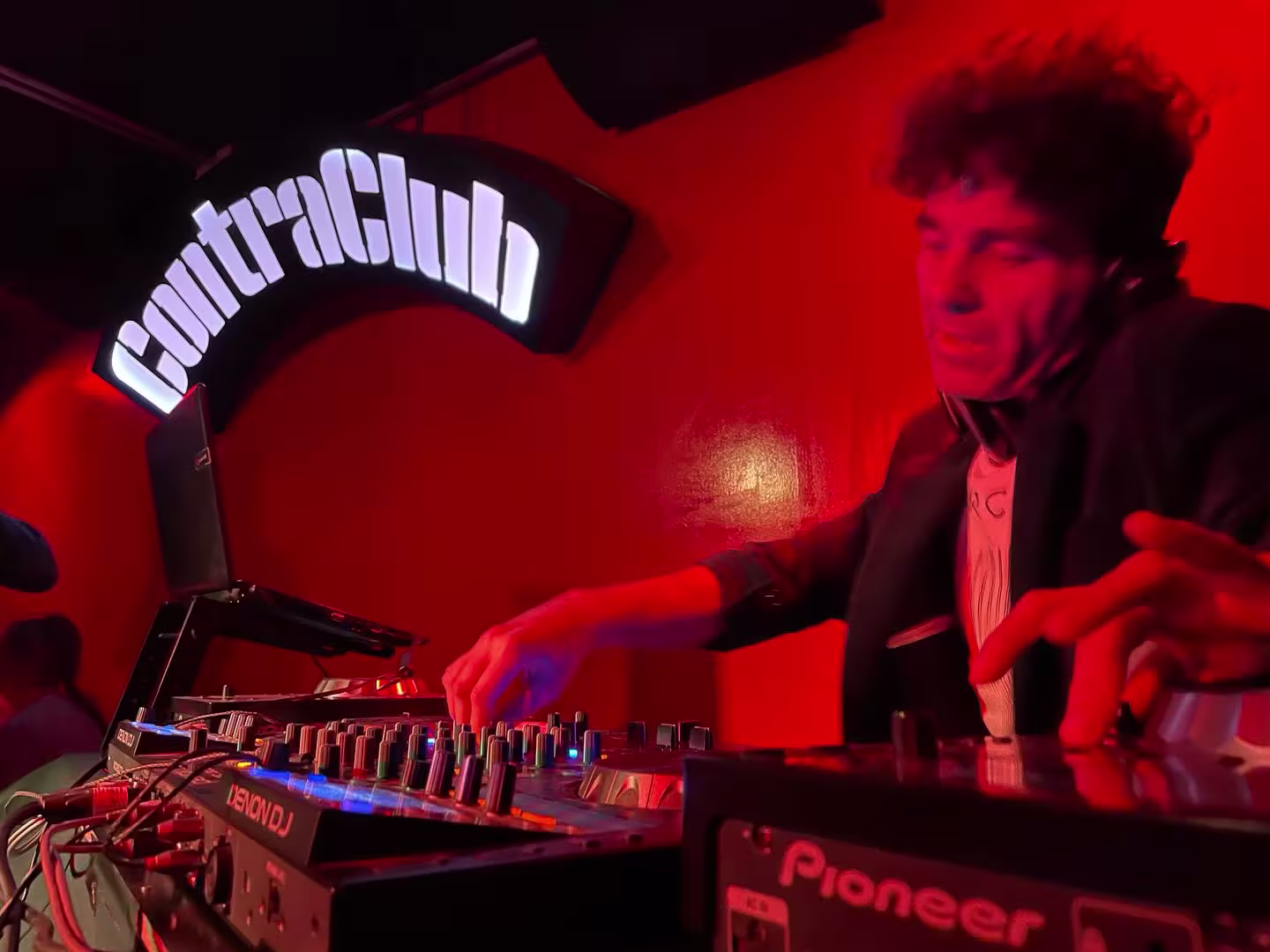 Contraclub es el lugar donde DJs y música alternativa crean una atmósfera vibrante y llena de energía en el corazón de la noche madrileña.