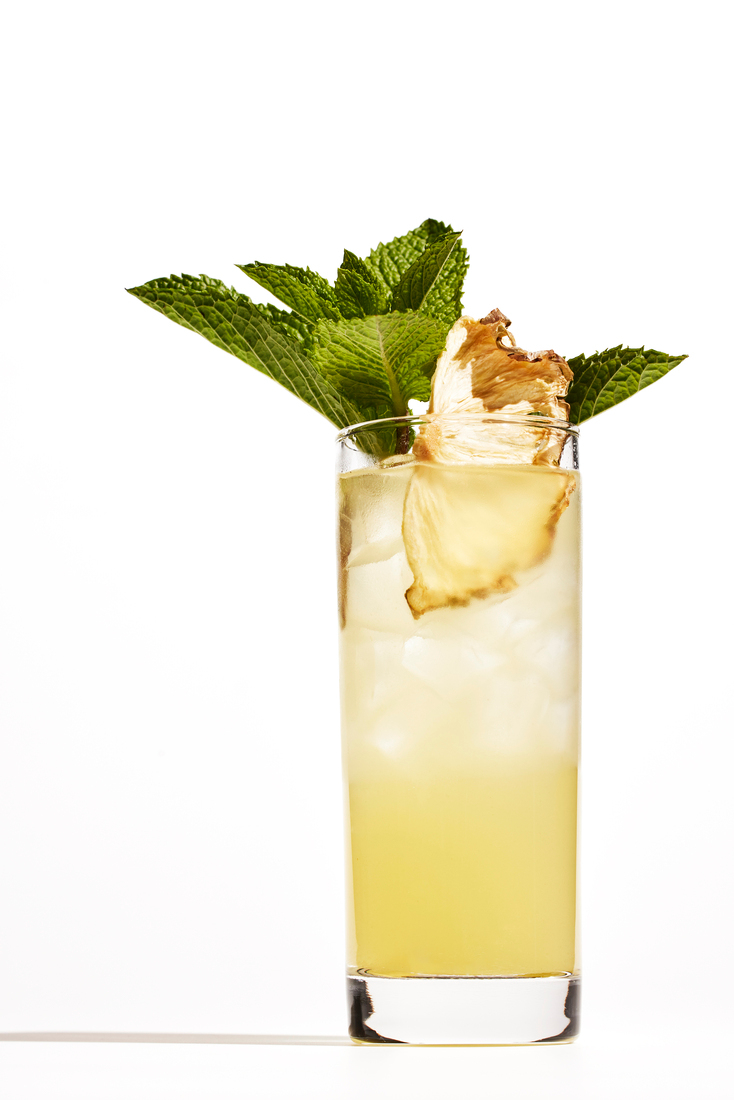 Whisky escocés y ginger ale servido en copa de balón alta
