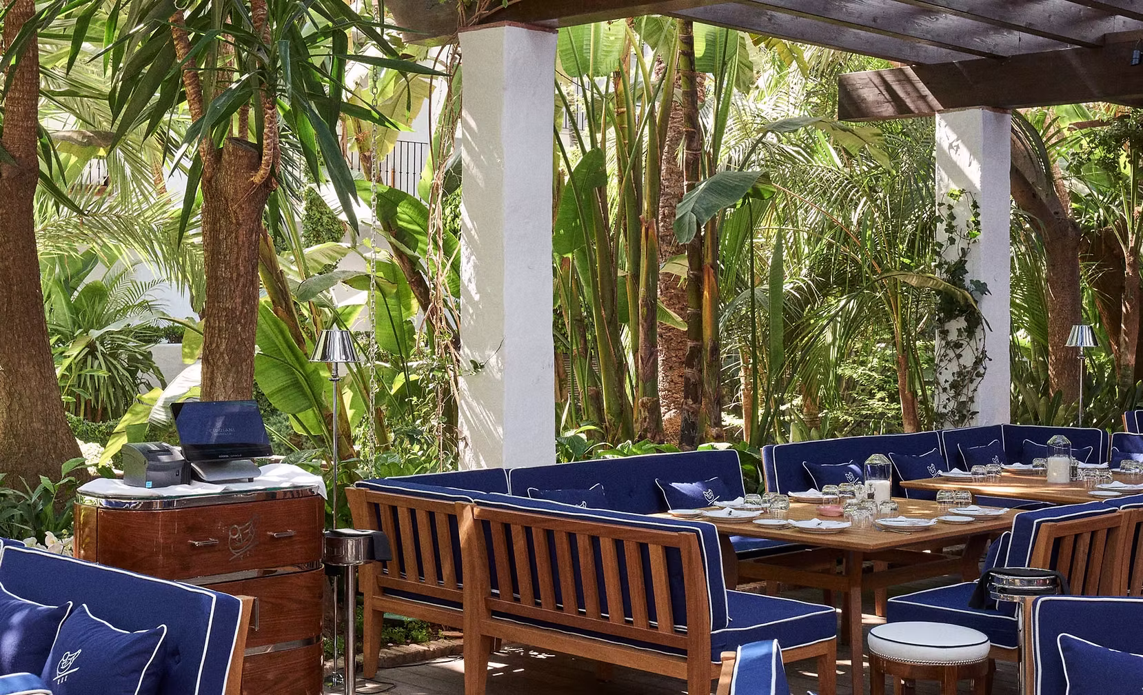 Cipriani presenta un diseño elegante con mobiliario clásico y una atmósfera refinada, ideal para disfrutar de una experiencia culinaria única.