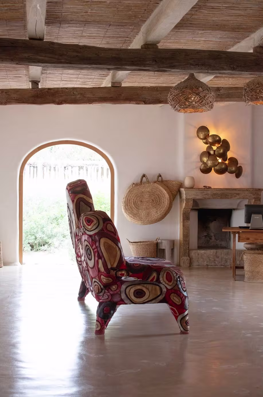 Decoración minimalista y colorida en Casa Jondal , sillones atractivos y elementos lumínicos únicos, la atmósfera es relajada y agradable