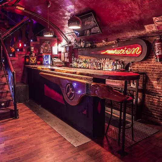 El Perro de la Parte de Atrás del Coche es un bar subterráneo con estética alternativa, luces tenues y música en vivo para noches llenas de ritmo.