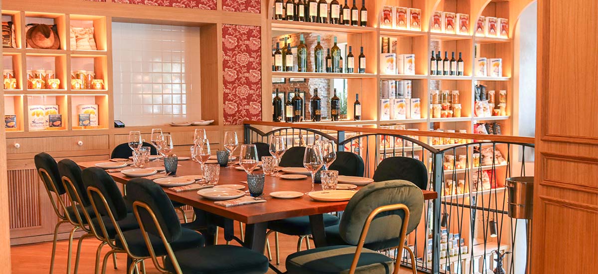 Estanterías iluminadas, detalles madrileños y una mesa elegante: Castizo Serrano es tradición y estilo en un ambiente acogedor.