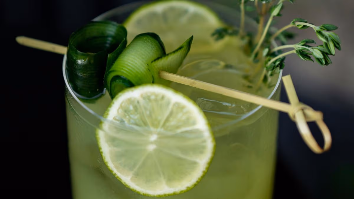 Use of cucumber and citrus peel as a garnish for a cocktail