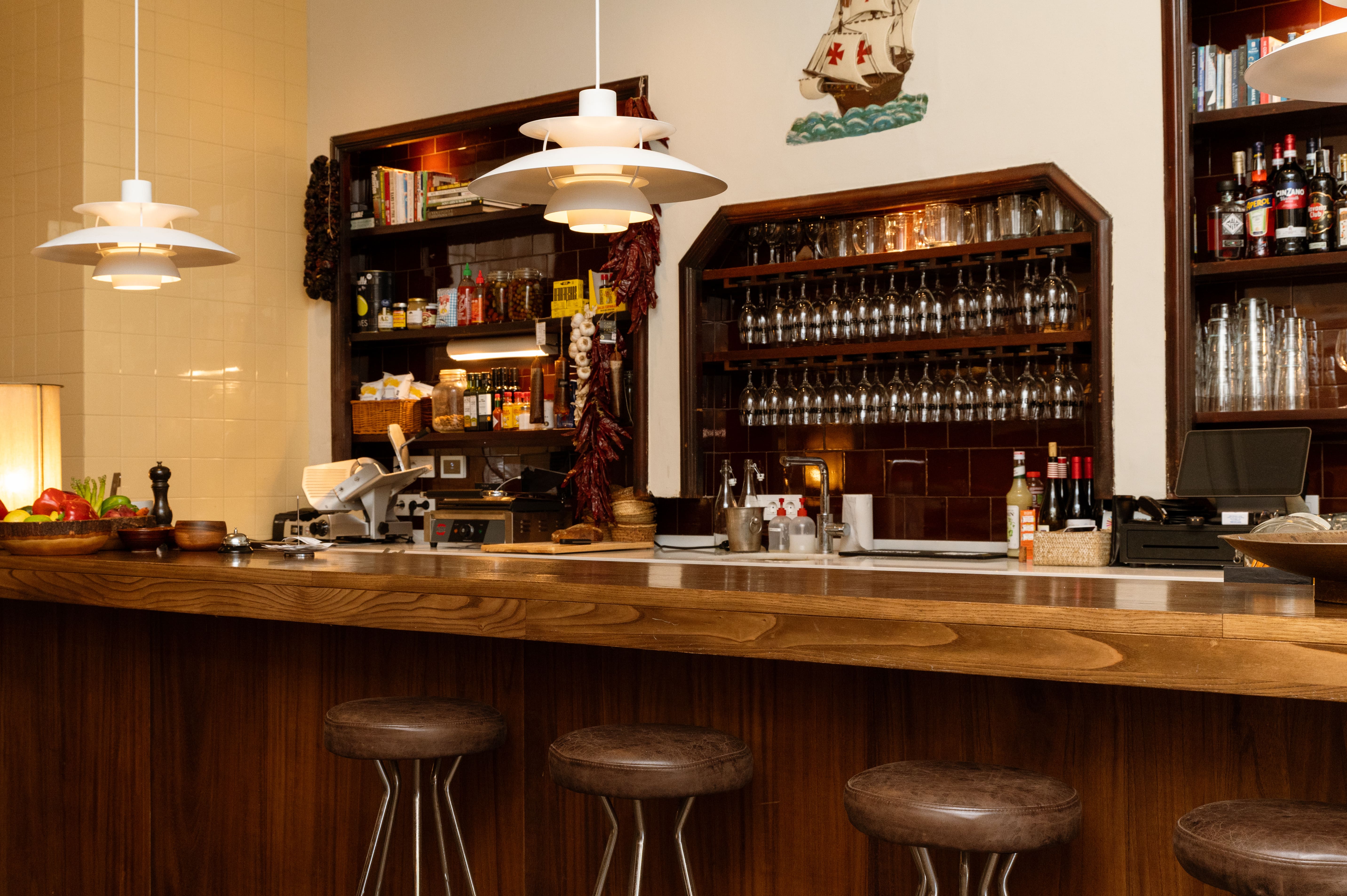 Barra de madera, estantes llenos de copas y un toque tradicional: Bar Bauma es la esencia de la taberna clásica con encanto moderno.
