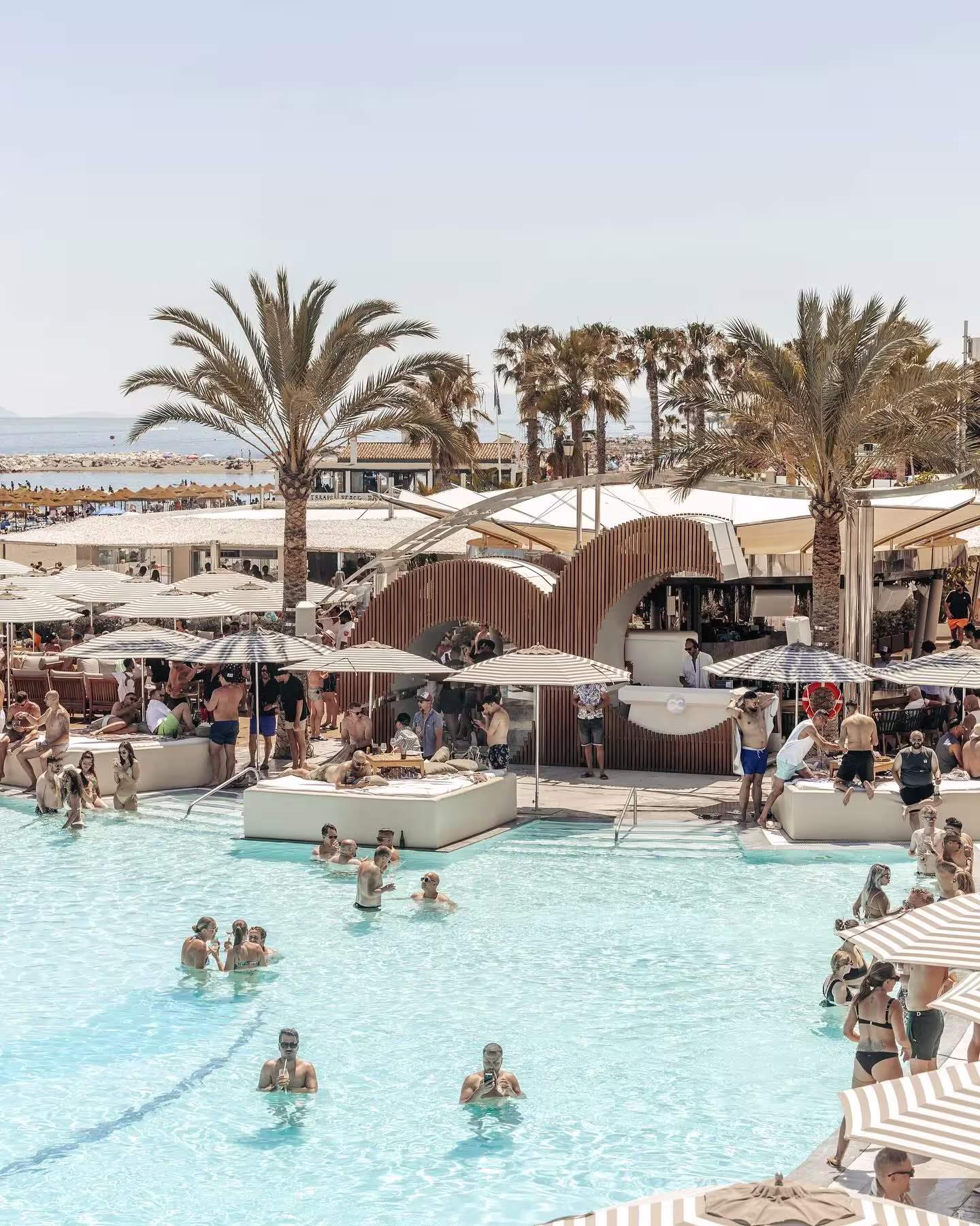 Ocean Club combina una amplia piscina con vistas al mar, sombrillas elegantes y ambiente exclusivo, el lugar perfecto para disfrutar el verano.