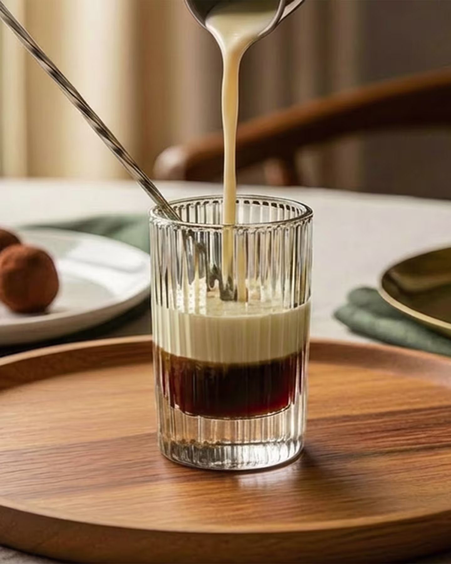 Adăugarea Baileys la un pahar de shot B52