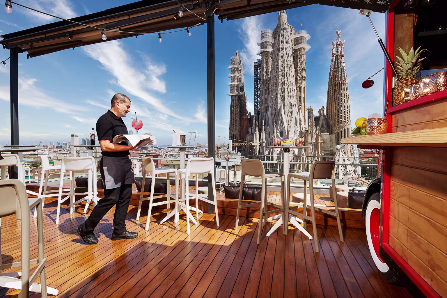 La terraza de Sercotel Rosellón con vistas espectaculares a la Sagrada Familia, ideal para disfrutar de cócteles y tapas con un skyline incomparable.