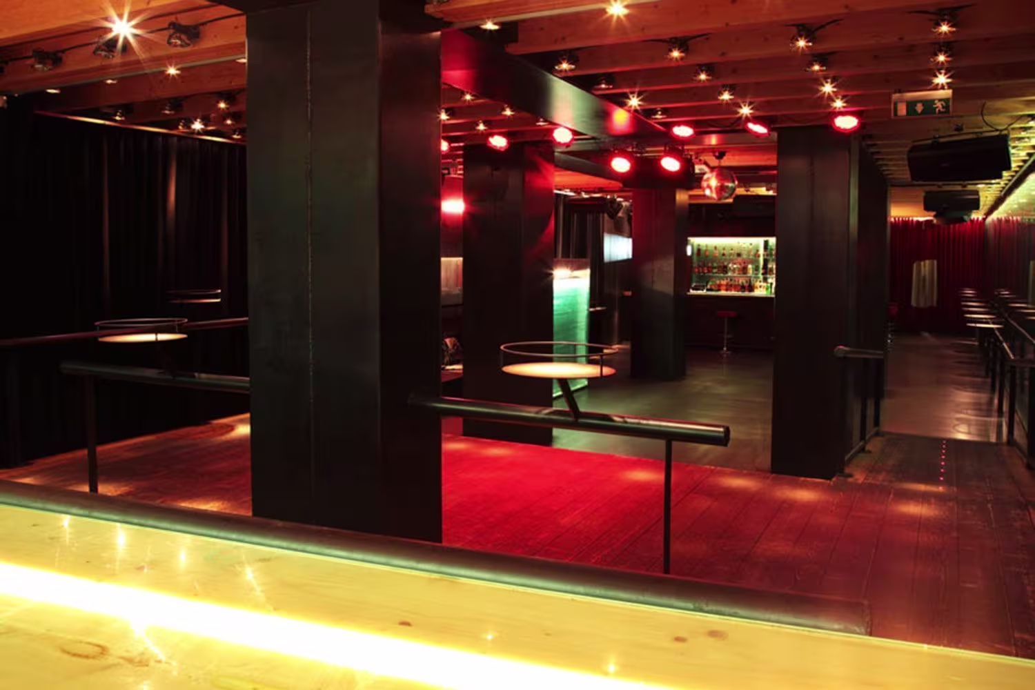 Marula Café es un lugar vibrante en el corazón de Madrid, ideal para disfrutar de buena música y bebidas en un ambiente único.