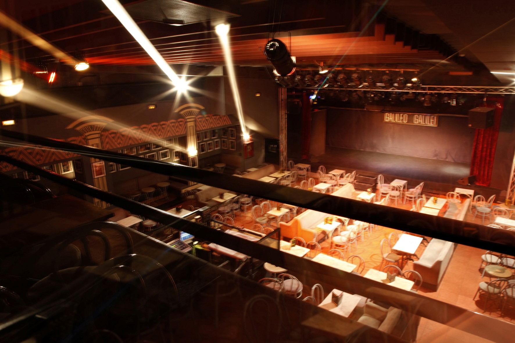 Galileo Galilei es un icónico espacio de música en vivo con mesas iluminadas, escenario amplio y luces que crean un ambiente íntimo y vibrante.