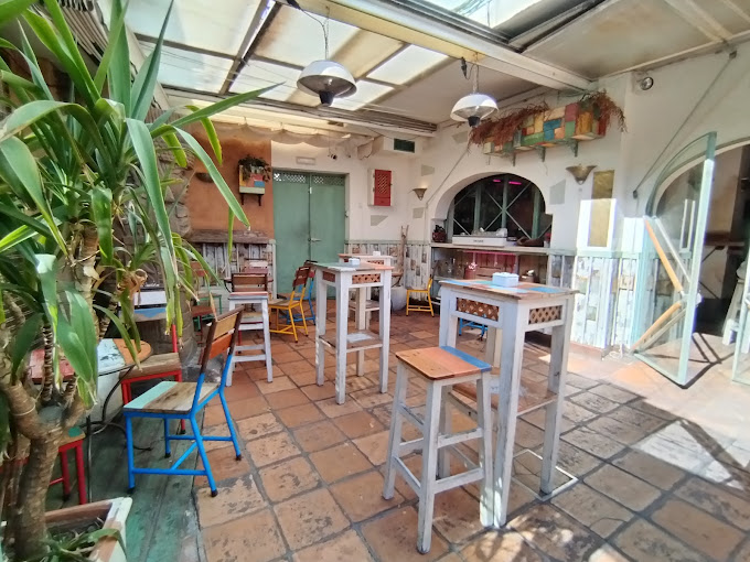 El Cafetal destaca por su ambiente rústico y acogedor, con detalles coloridos y una terraza perfecta para disfrutar de un momento tranquilo.