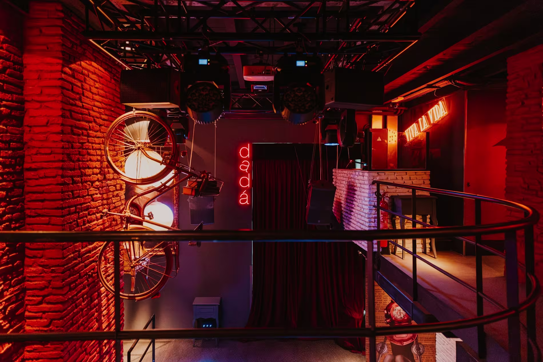 Dadá Bar no es un bar, es un concepto con ambiente vanguardista, luces neón y música vibrante para noches inolvidables.