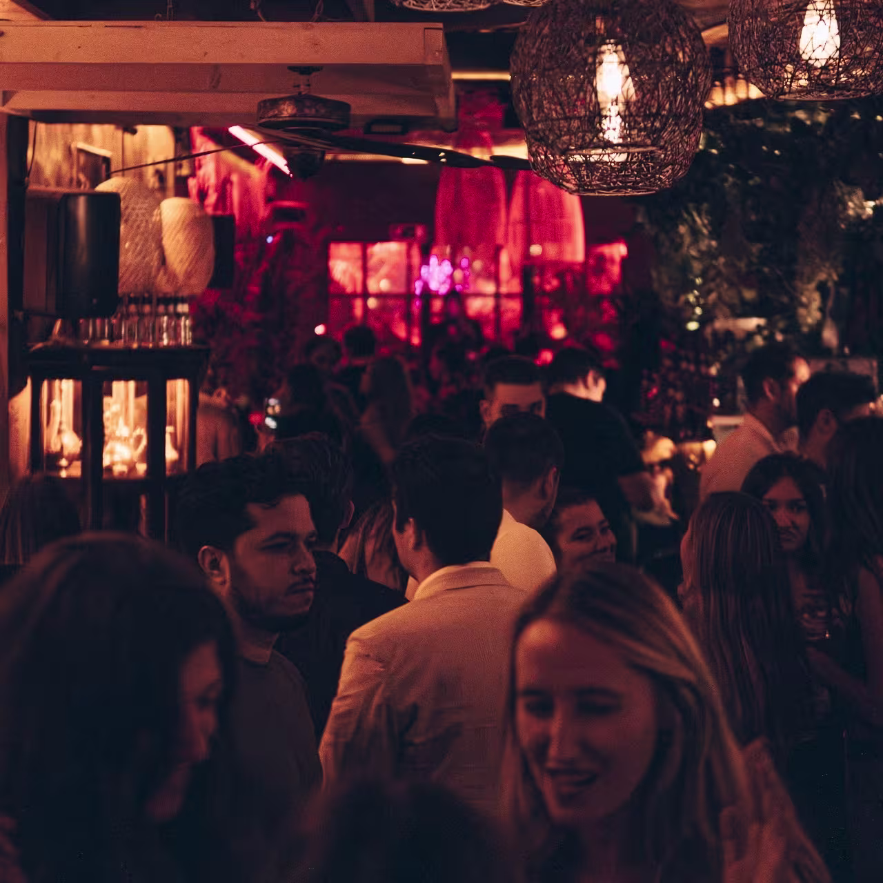 Ambiente íntimo y cálido en Areia, perfecto para disfrutar de música, cócteles y buenas conversaciones.