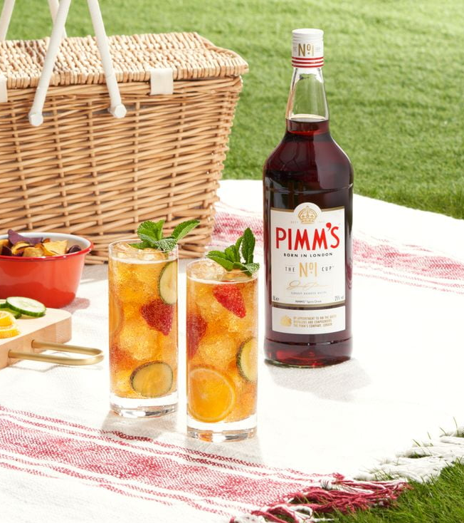 Pimms No 1 Cup bottle with 2 glasses of Pimms No 1 Lemonade at a picnic