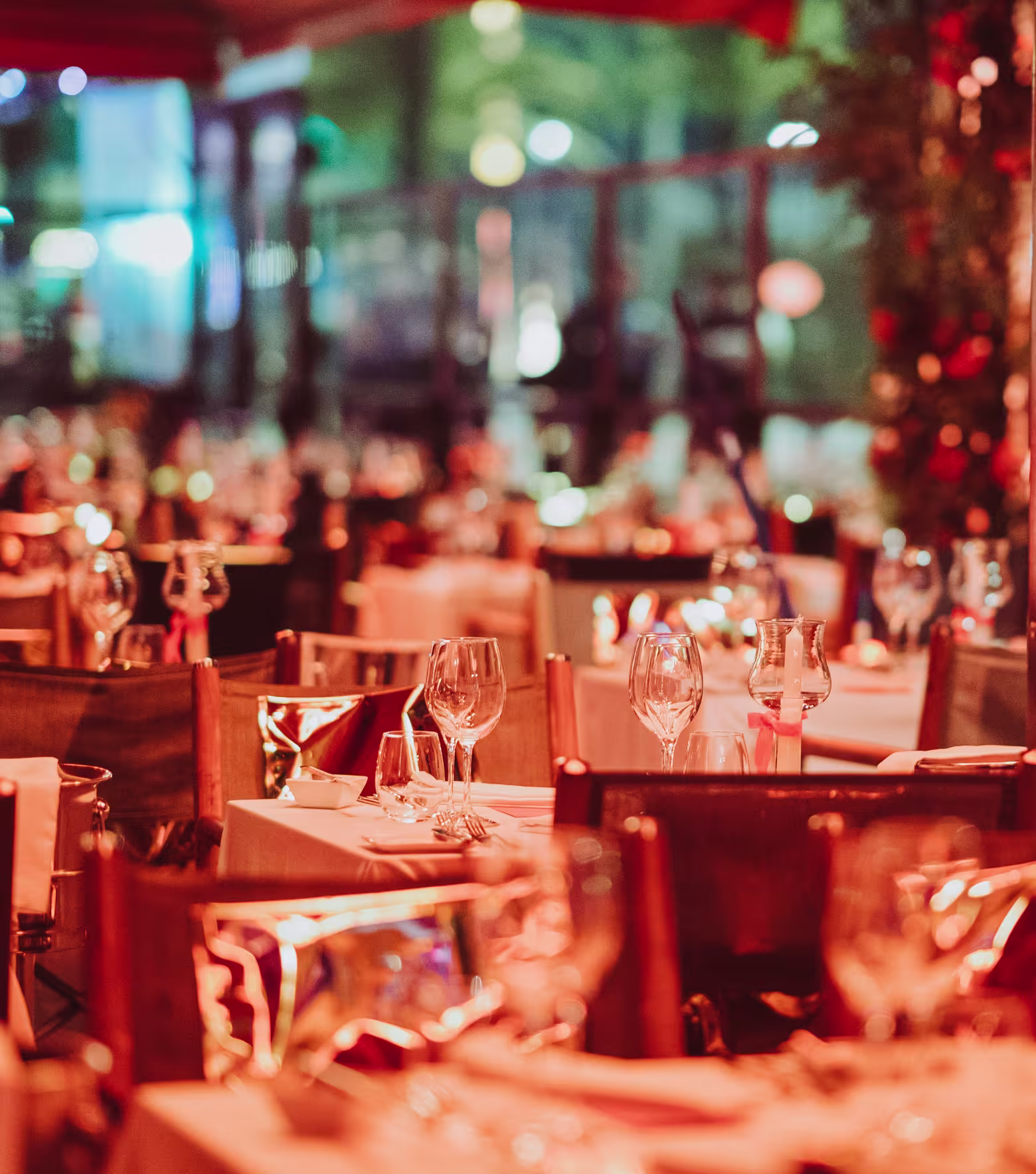 El restaurante Shoko Barcelona Club, con su ambiente vibrante y elegante, ofrece una experiencia gastronómica única en un espacio acogedor y moderno.