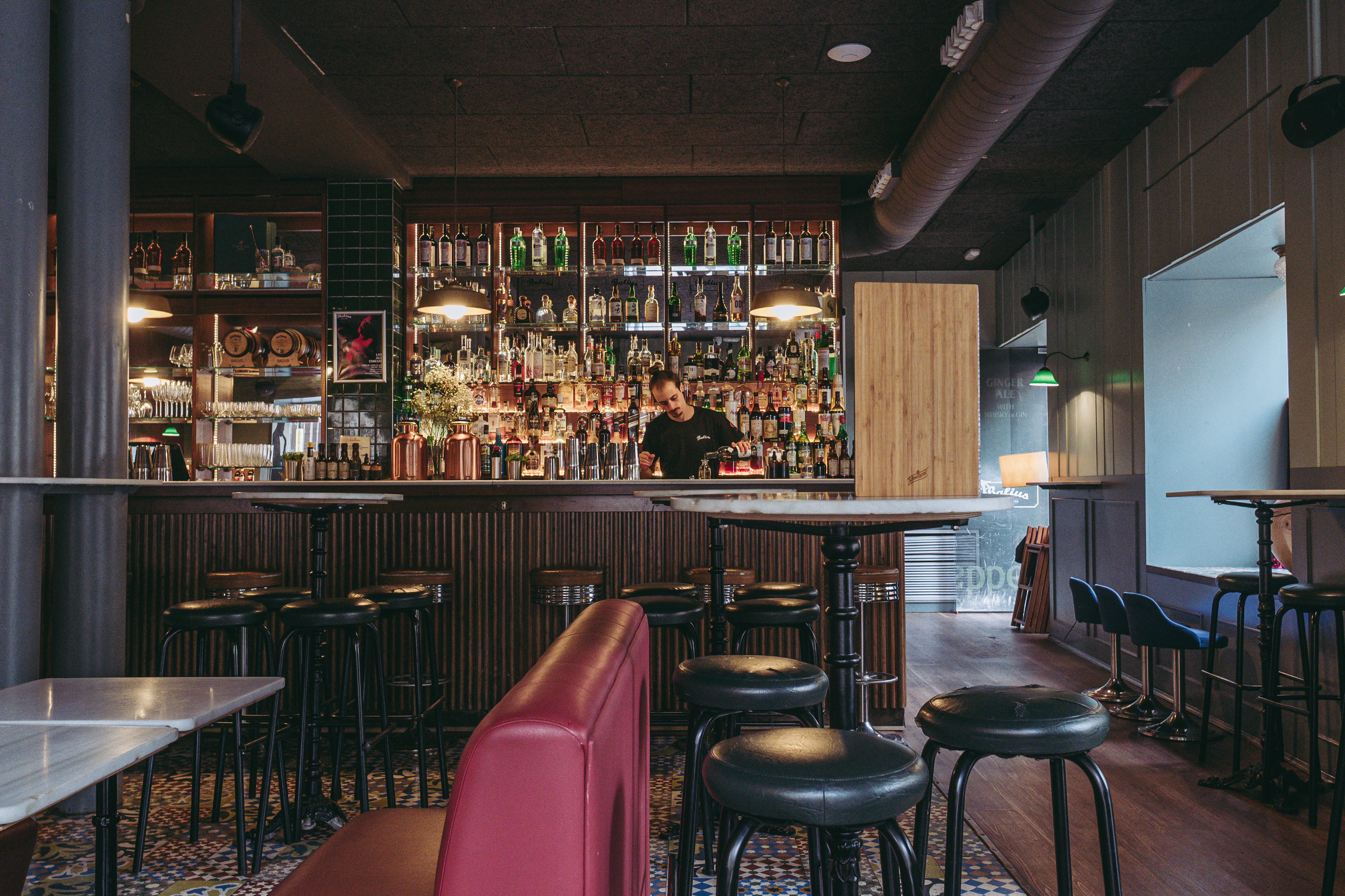 Balius Bar ofrece un espacio acogedor con decoración vintage, mesas altas y sofás clásicos, ideal para disfrutar de cócteles únicos.